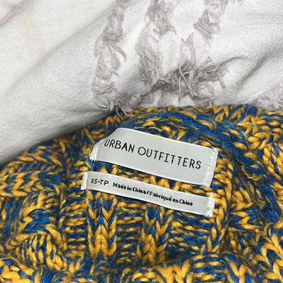 URBAN OUTFITTERS TURTLENECK Worn once - Picture 3 of 3